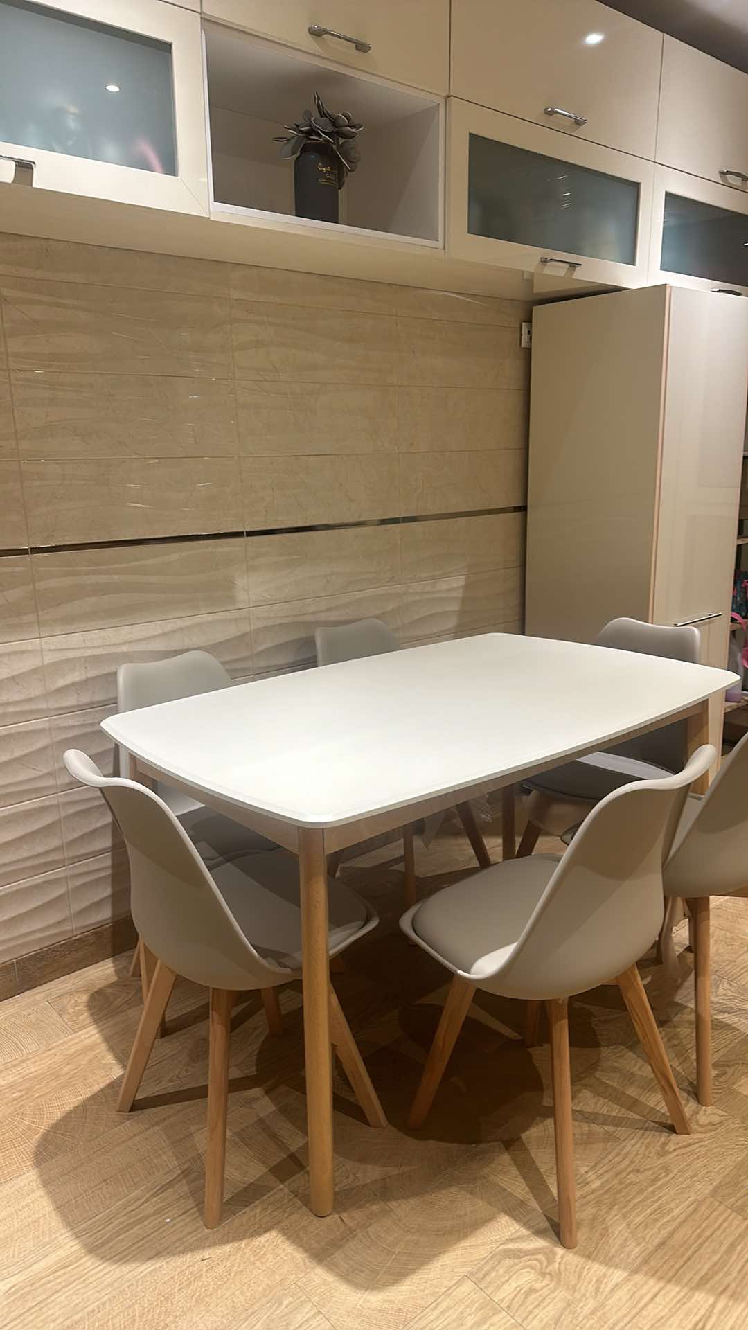 Table 140/90cm + 6 chaises